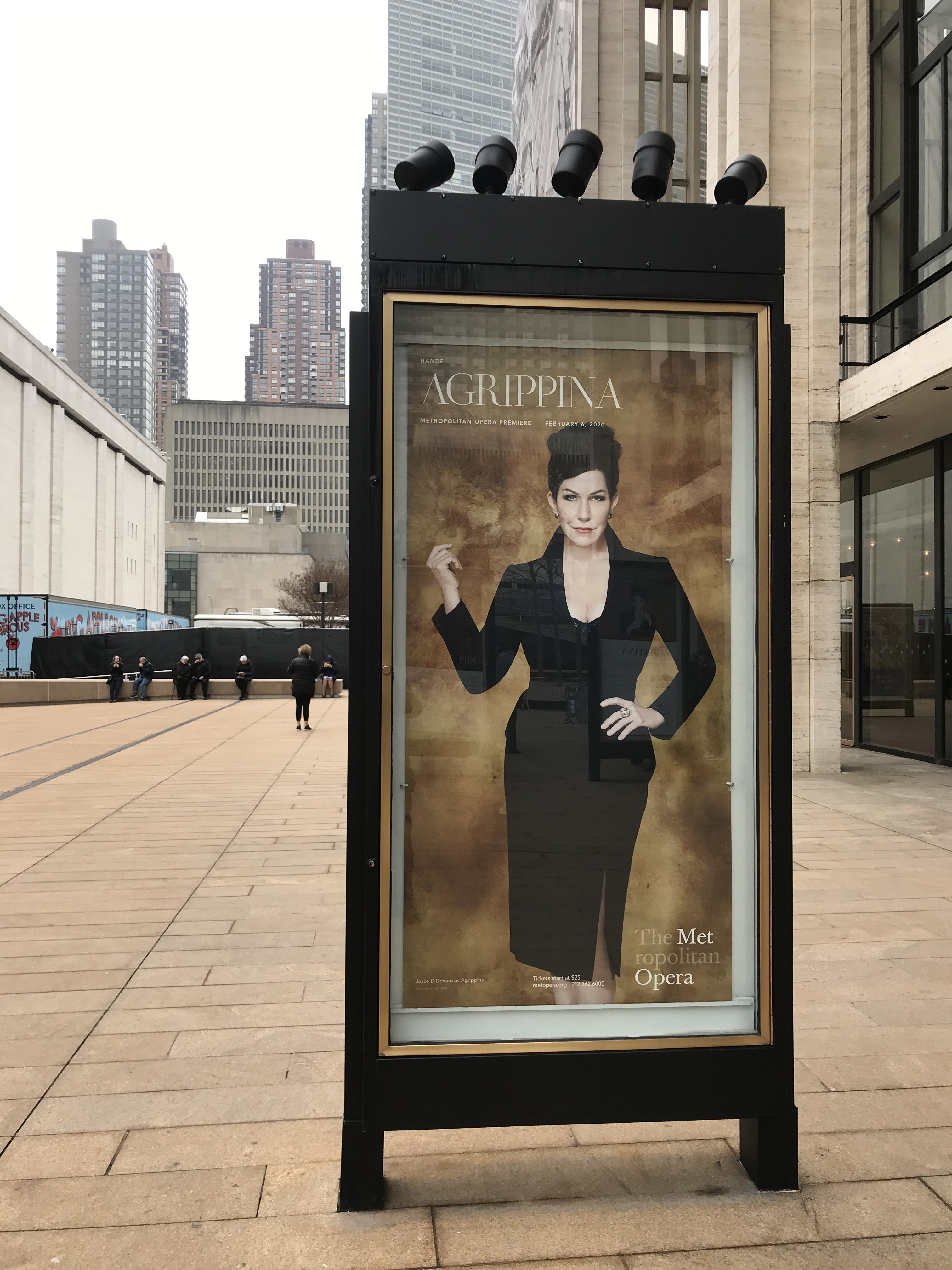 オペラハウス前のポスター